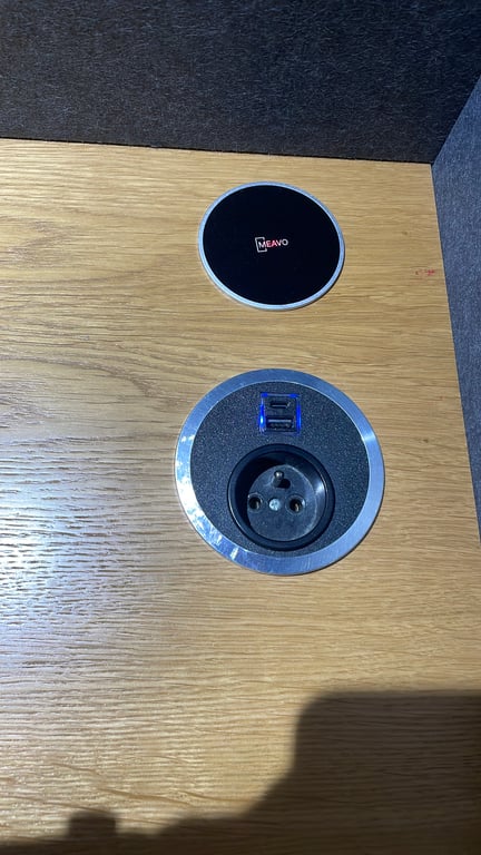 Cabine acoustique en bois et verre