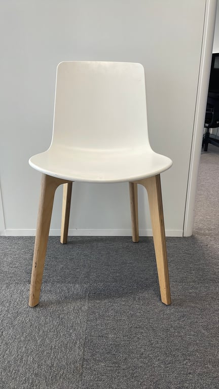 Chaise de réunion en bois et plastique