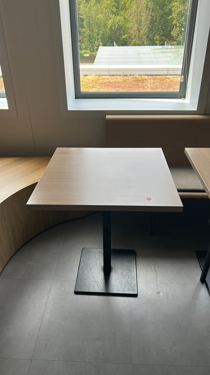 Table de cafétéria 70x70 Chêne clair - face