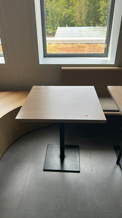 Table de cafétéria 70x70 Chêne clair - face