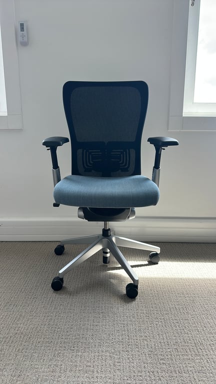 Hartworth - Fauteuil de bureau avec dossier en résille et accoudoirs réglables - face