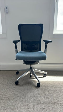Hartworth - Fauteuil de bureau avec dossier en résille et accoudoirs réglables - face