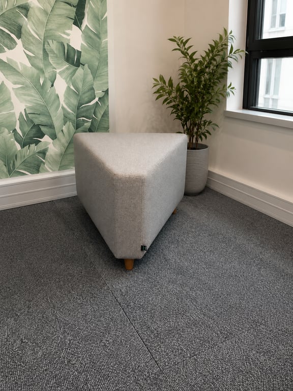 Pouf en tissu gris clair