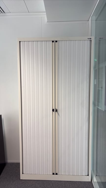 Armoire Haute avec Rideaux et Fermeture à Clé