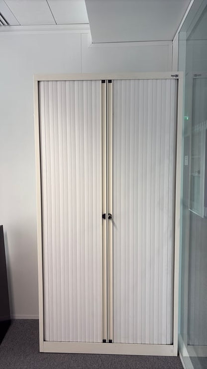 Armoire Haute avec Rideaux et Fermeture à Clé