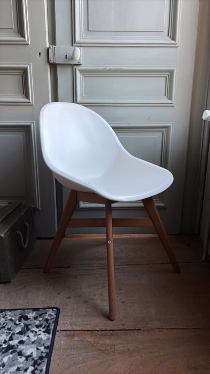 Chaise de réunion en plastique avec pieds en bois - 3-4