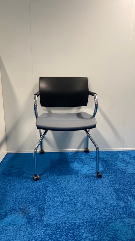 Chaise de réunion avec accoudoirs et roulettes