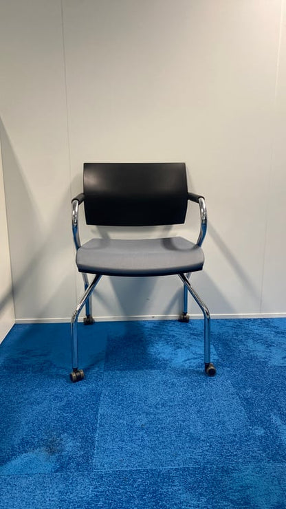 Chaise de réunion avec accoudoirs et roulettes