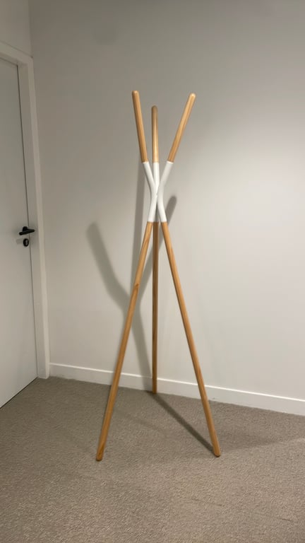 Porte-manteau bois et métal blanc Zuiver Pinnacle - face