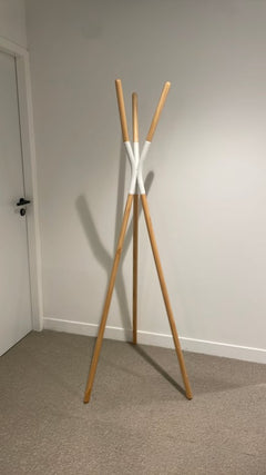 Porte-manteau bois et métal blanc Zuiver Pinnacle - face