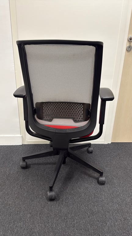 Fauteuil de bureau avec dossier en résille, accoudoirs réglables et piètement étoile - 3-4
