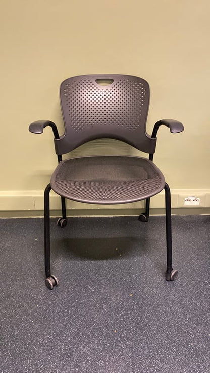 Chaise de réunion en résille avec accoudoirs et roulettes