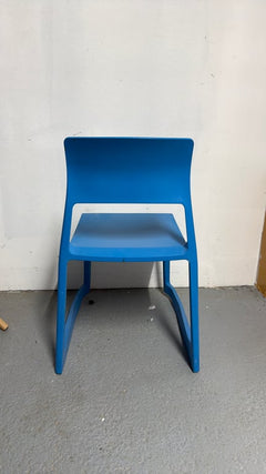 Chaise de cafétéria empilable sans accoudoirs, piètement luge