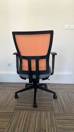 Fauteuil de bureau avec dossier en résille, piètement étoile et roulettes