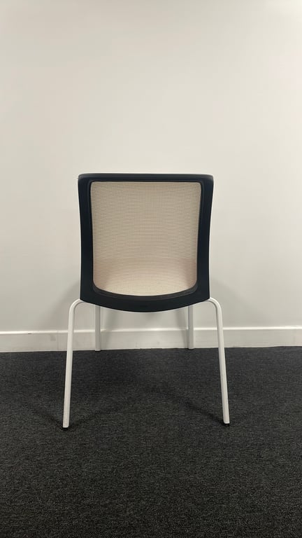 Chaise de réunion en tissu rouge avec dossier en résille - 3-4