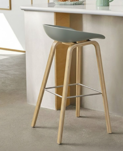 Chaise haute - About A Stool AAS42 en plastique gris et pieds en bois
