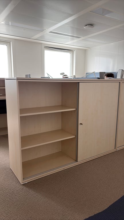 Armoire basse avec portes coulissantes - ambiance