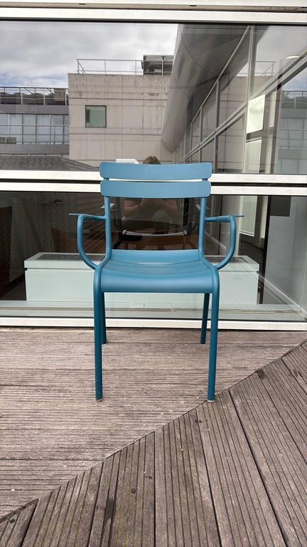 Chaise d'extérieur bleue en métal