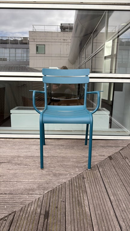 Chaise d'extérieur bleue en métal