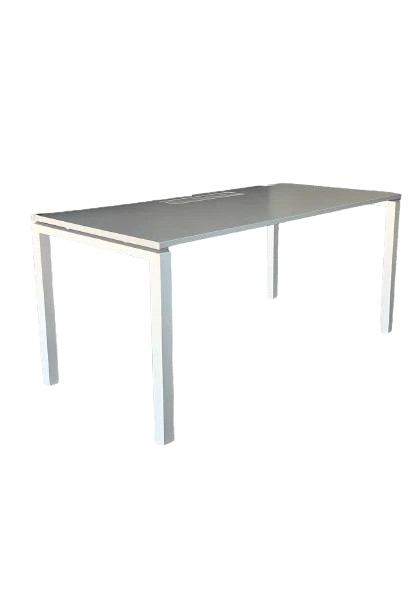 Bureau droit modèle 160 avec accès pratique et structure robuste