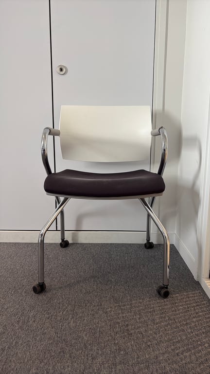 Chaise de réunion avec roulettes et accoudoirs