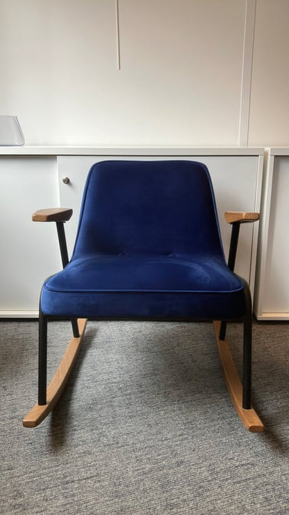 Fauteuil bleu foncé à bascule en velours avec accoudoirs