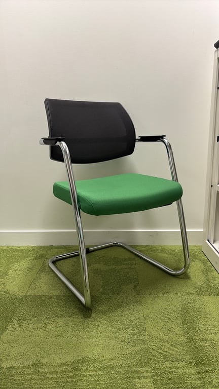 Chaise de réunion avec dossier résille et piètement luge