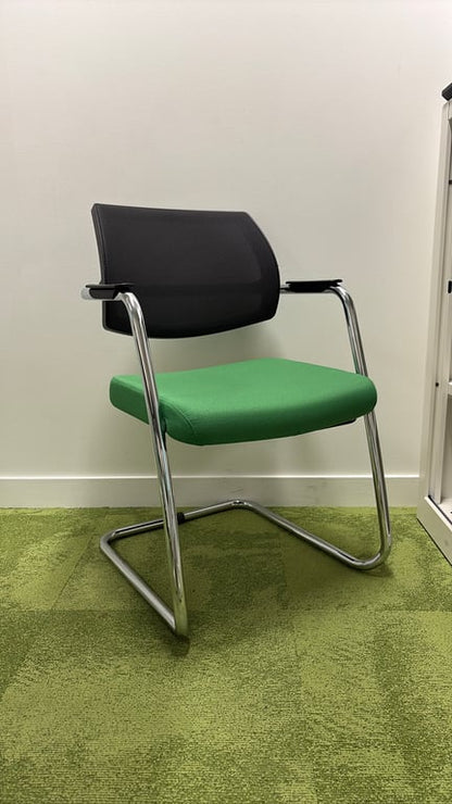Chaise de réunion avec dossier résille et piètement luge