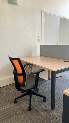 Fauteuil de bureau avec dossier en résille, piètement étoile et roulettes