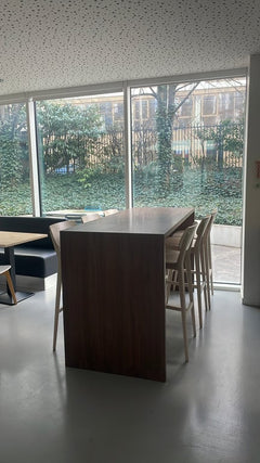 Table haute rectangulaire en chêne foncé