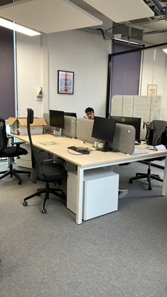 Bureau multiposte - bench 4 places plateau bois pieds blanc - ambiance
