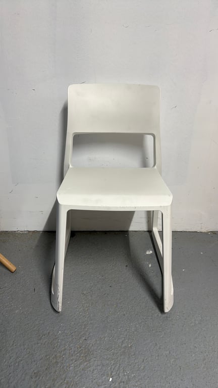Chaise de cafétéria empilable en plastique blanc