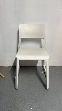 Chaise de cafétéria empilable en plastique blanc