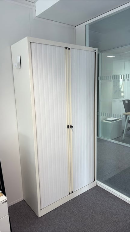 Armoire Haute avec Rideaux et Fermeture à Clé