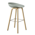 Chaise haute - About A Stool AAS42 en plastique gris et pieds en bois