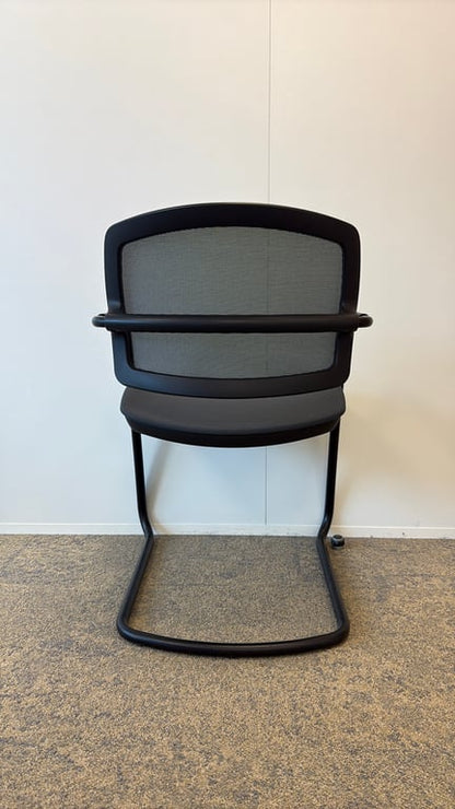 Chaise de réunion avec accoudoirs et piètement luge