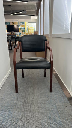 Chaise de réunion en cuir noir et bois de chêne - face