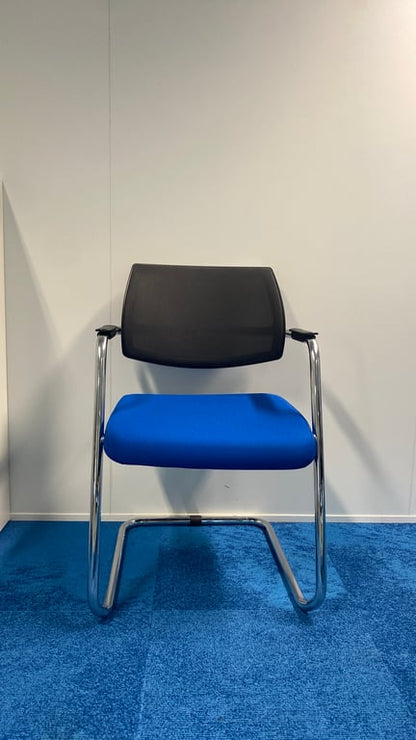 Chaise de réunion avec dossier en résille et accoudoirs