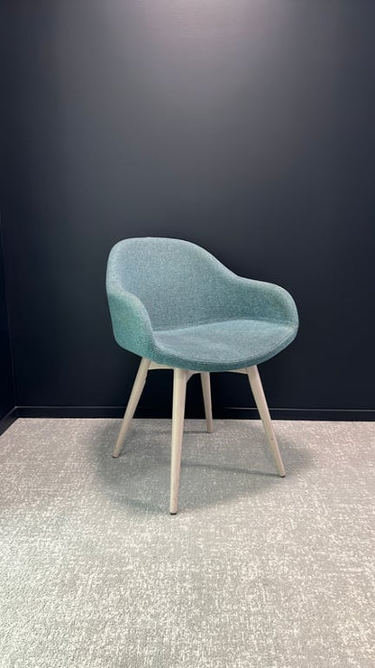 Chaise de réunion avec accoudoirs en tissu Astral