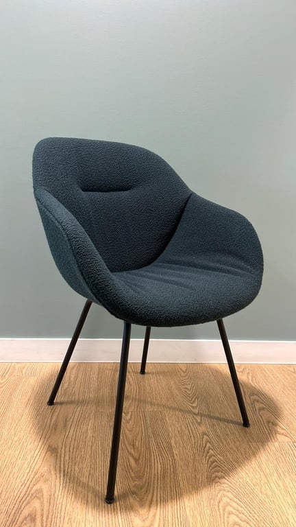 Fauteuil avec accoudoirs en métal et tissu saphir