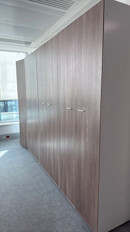 Armoire Haute en Métal et Bois