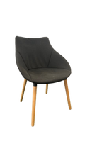 Fauteuil noir en tissu et bois