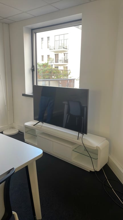 Meuble TV avec étagères en verre - 3-4