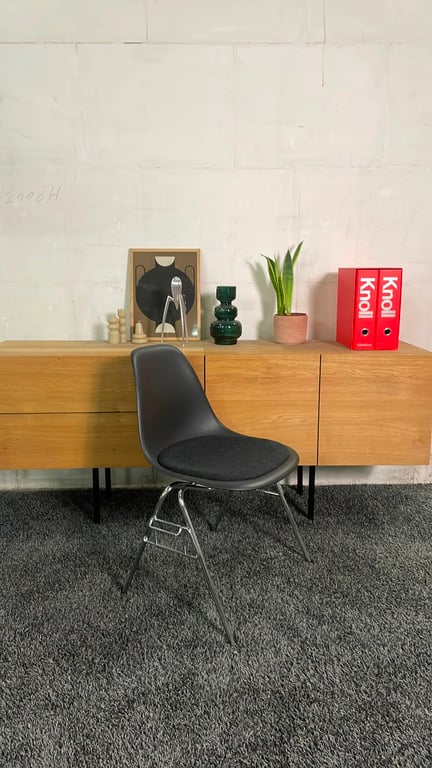 Chaise de réunion Vitra Eames Plastic Chair Noir