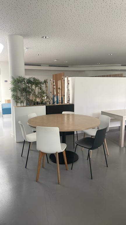 Table de cafétéria ronde en bois mélaminé
