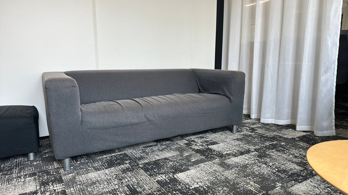 Canapé rectangulaire en tissu gris avec accoudoirs - 3-4