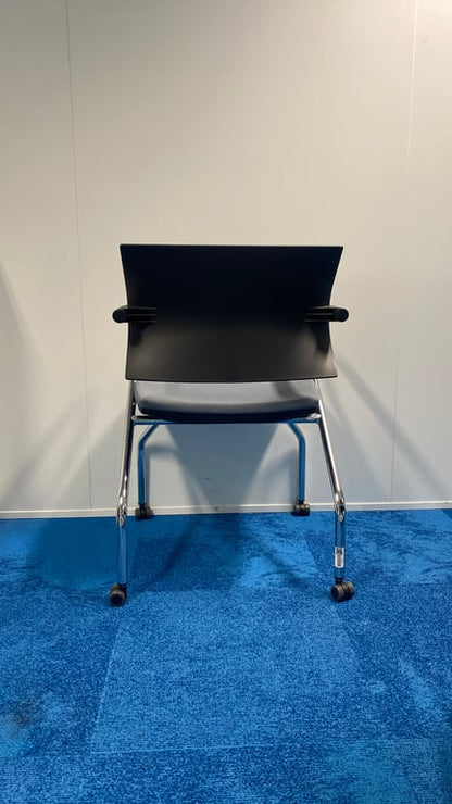 Chaise de réunion avec accoudoirs et roulettes