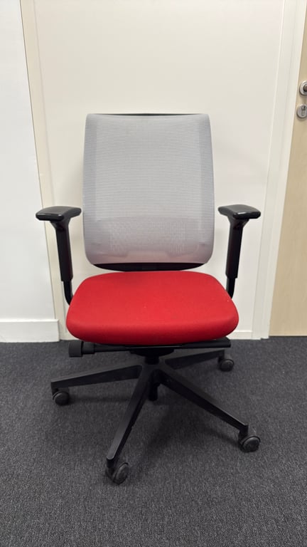 Fauteuil de bureau avec dossier en résille, accoudoirs réglables et piètement étoile - 3-4