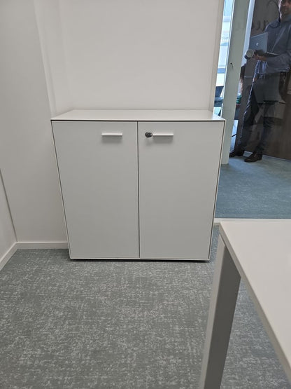 Armoire basse en plastique avec portes battantes