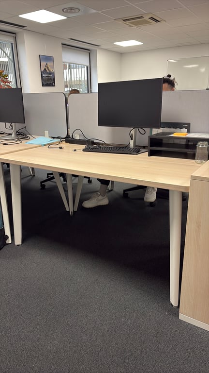 Bureau droit 140x80 Steelcase - Angle rond - 3-4